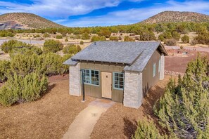 Exterior - Inn History Grand Canyon Cabin 2 (Williams)