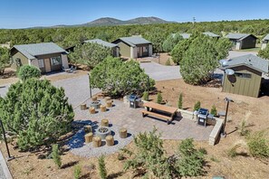 Outdoor dining - Inn History Grand Canyon Cabin 2 (Williams)