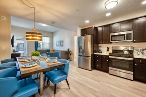 Een koelkast, een microgolfoven, een oven, een kookplaat