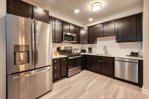 Een koelkast, een microgolfoven, een oven, een kookplaat