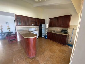 Batterie de cuisine, vaisselle et ustensiles