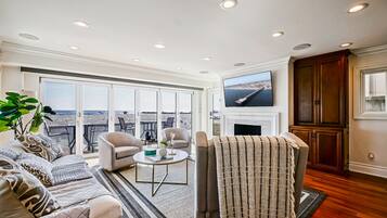 Smart TV, chimenea y estéreo