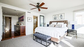 4 bedrooms, in-room safe, iron/ironing board, free WiFi - Entire Boardwalk Home on the Beach in Newport Beach with Beautiful Views (Newport Beach)