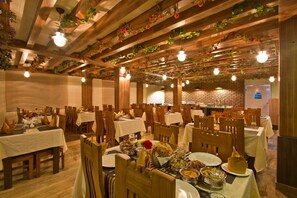 Restaurant - Zip by Spree Hotels Avishi Greens (Manali)