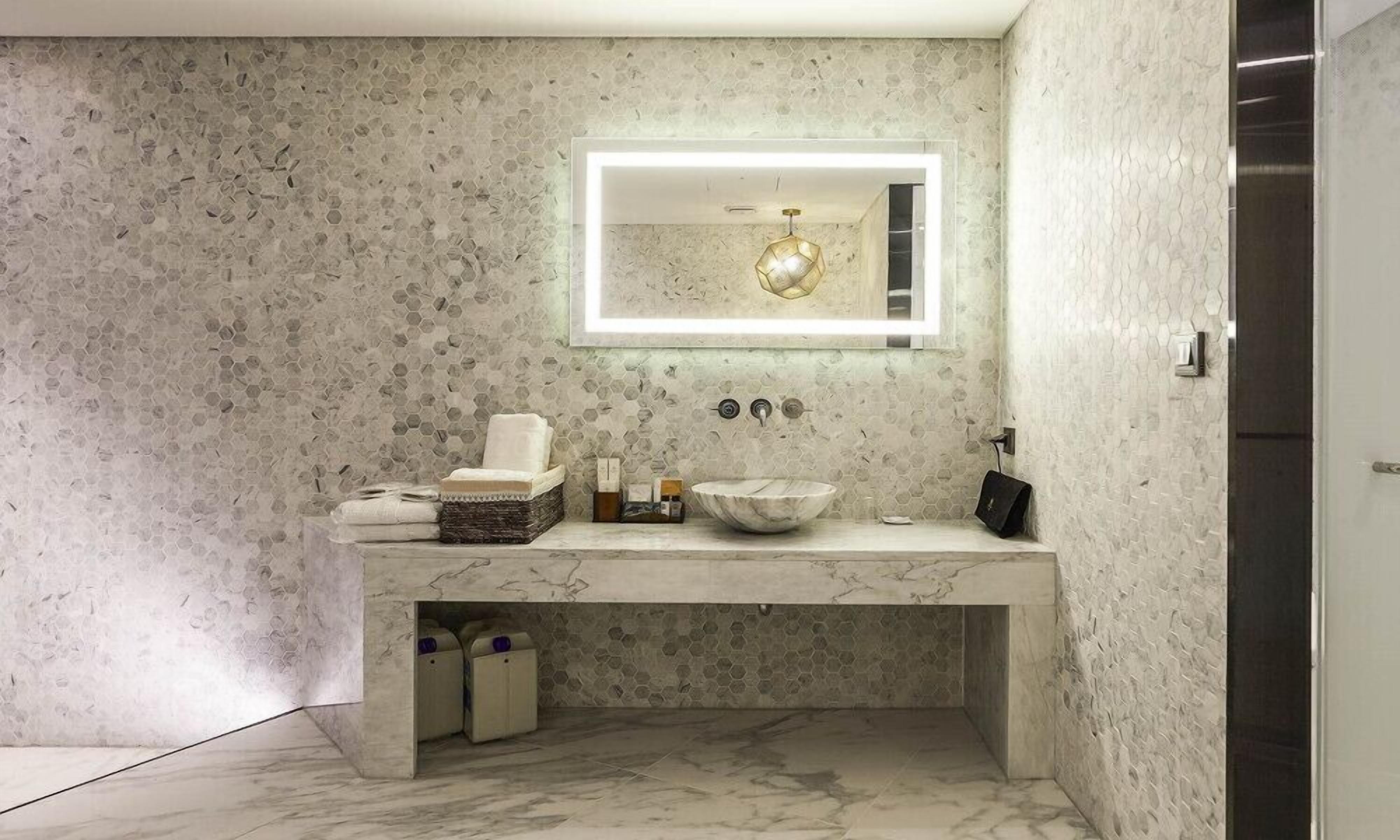 deluxe king room | bathroom sink