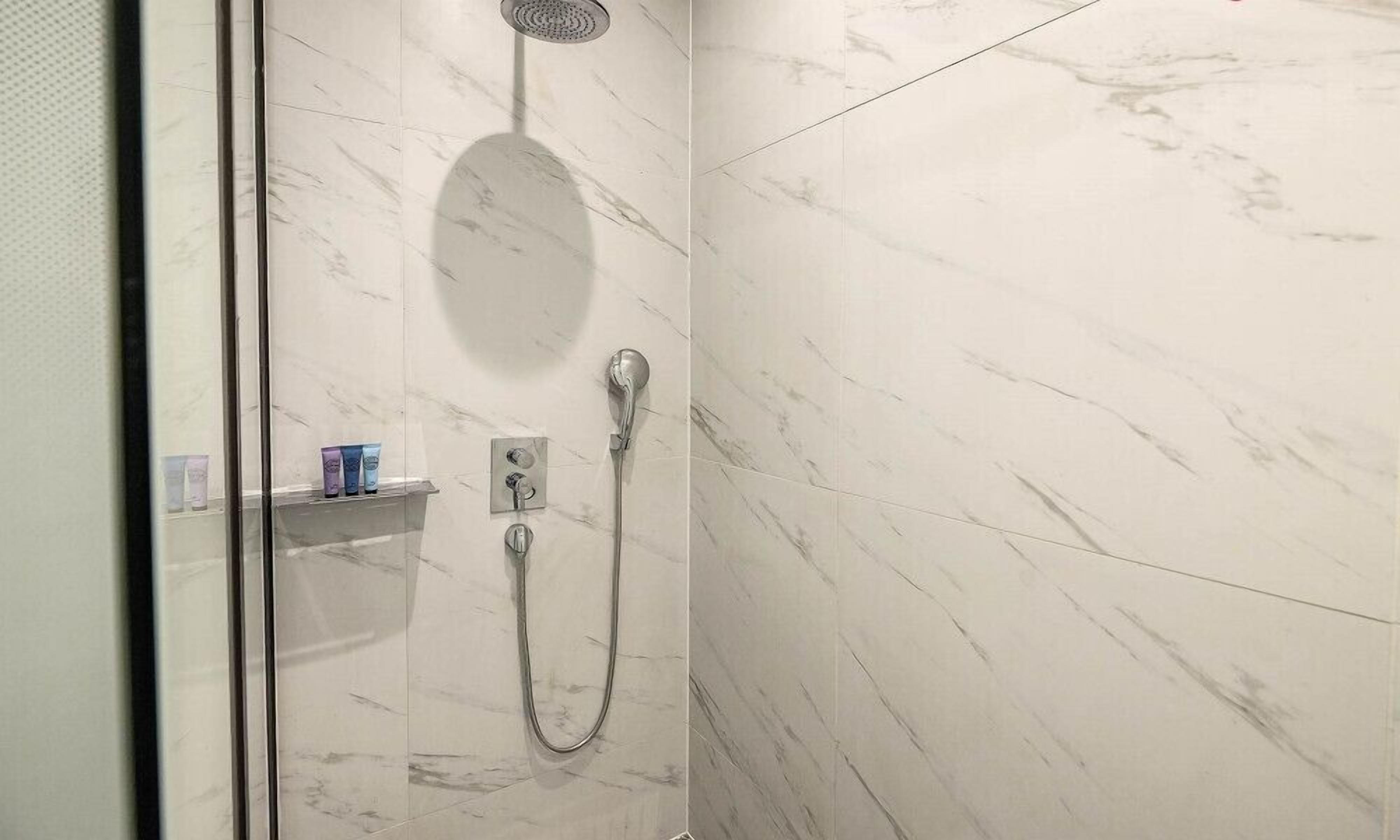 standard twin | bathroom shower