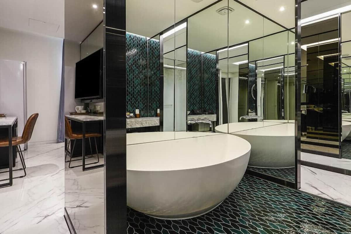 deluxe suite | deep-soaking bathtub