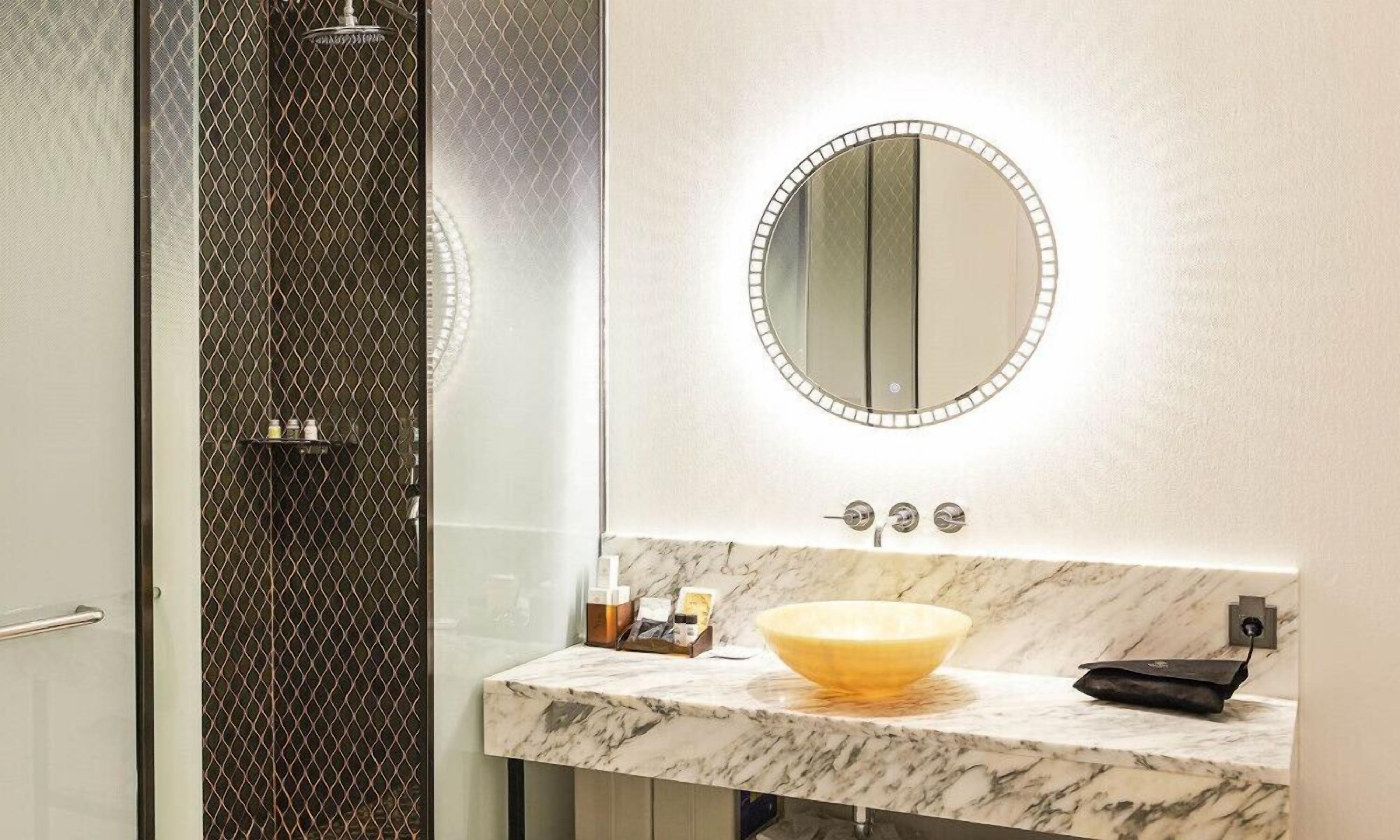 king room | bathroom sink