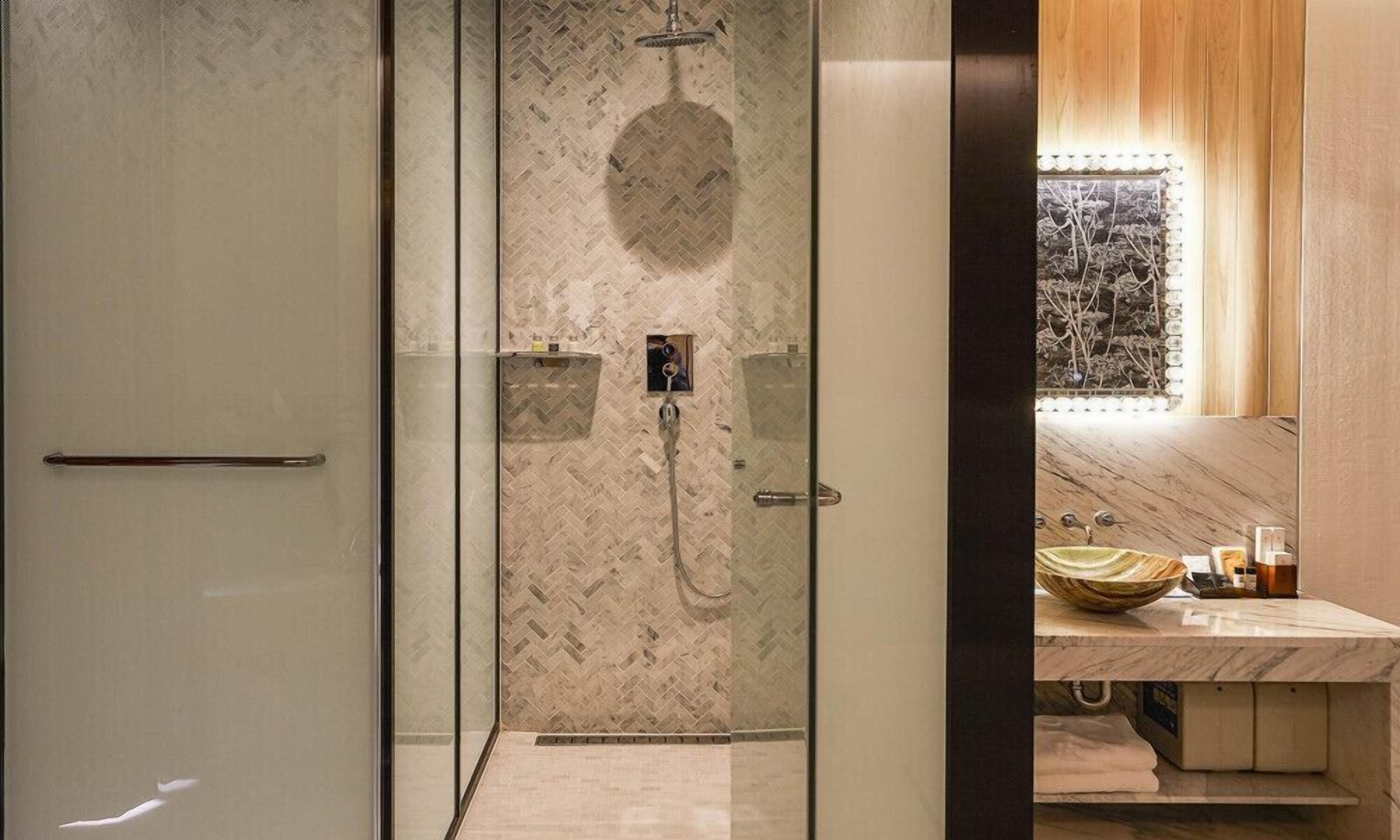 superior king room | bathroom | free toiletries, hair dryer, bathrobes, bidet