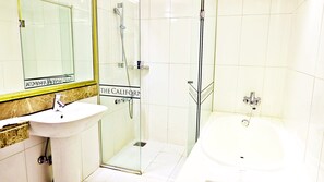 Free toiletries, hair dryer, bathrobes, soap - California Hotel Gangnam (Seoul)