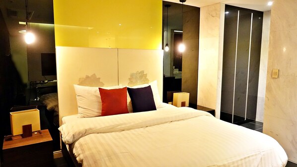 Down duvets, desk, laptop workspace, free WiFi