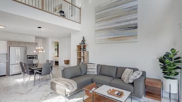 Una Smart TV, una chimenea