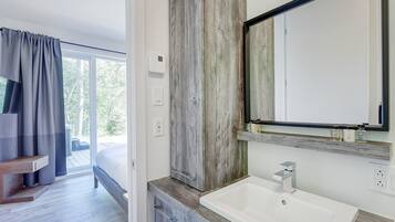 3 dormitorios, escritorio, tabla de planchar con plancha y cuna de viaje