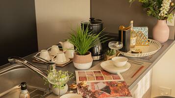 Geladeira, micro-ondas, cooktop, lava-louças