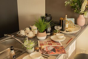 Fridge, microwave, stovetop, dishwasher - Tanimachikun Hotel We Namba (Osaka)