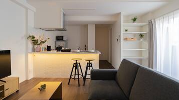 Apartamento romântico | Área de estar | TV LCD 43 polegadas com canais via satélite, TV