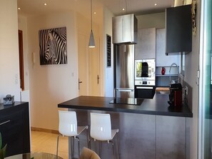 Frigorífico, microondas, horno y lavavajillas