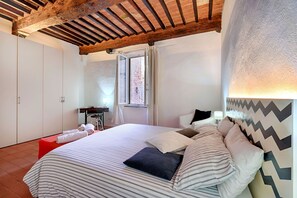 2 camere, una scrivania, ferro/asse da stiro, culla da viaggio