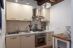 Frigorifero, microonde, forno, piano cottura