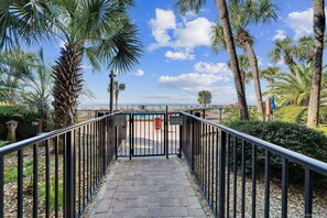 Property grounds - Beachfront Condo w/ Large Balcony, 5th FL at Commodore Resort w/ Pool, and $300 Free Fun Daily! (Panama City Beach)