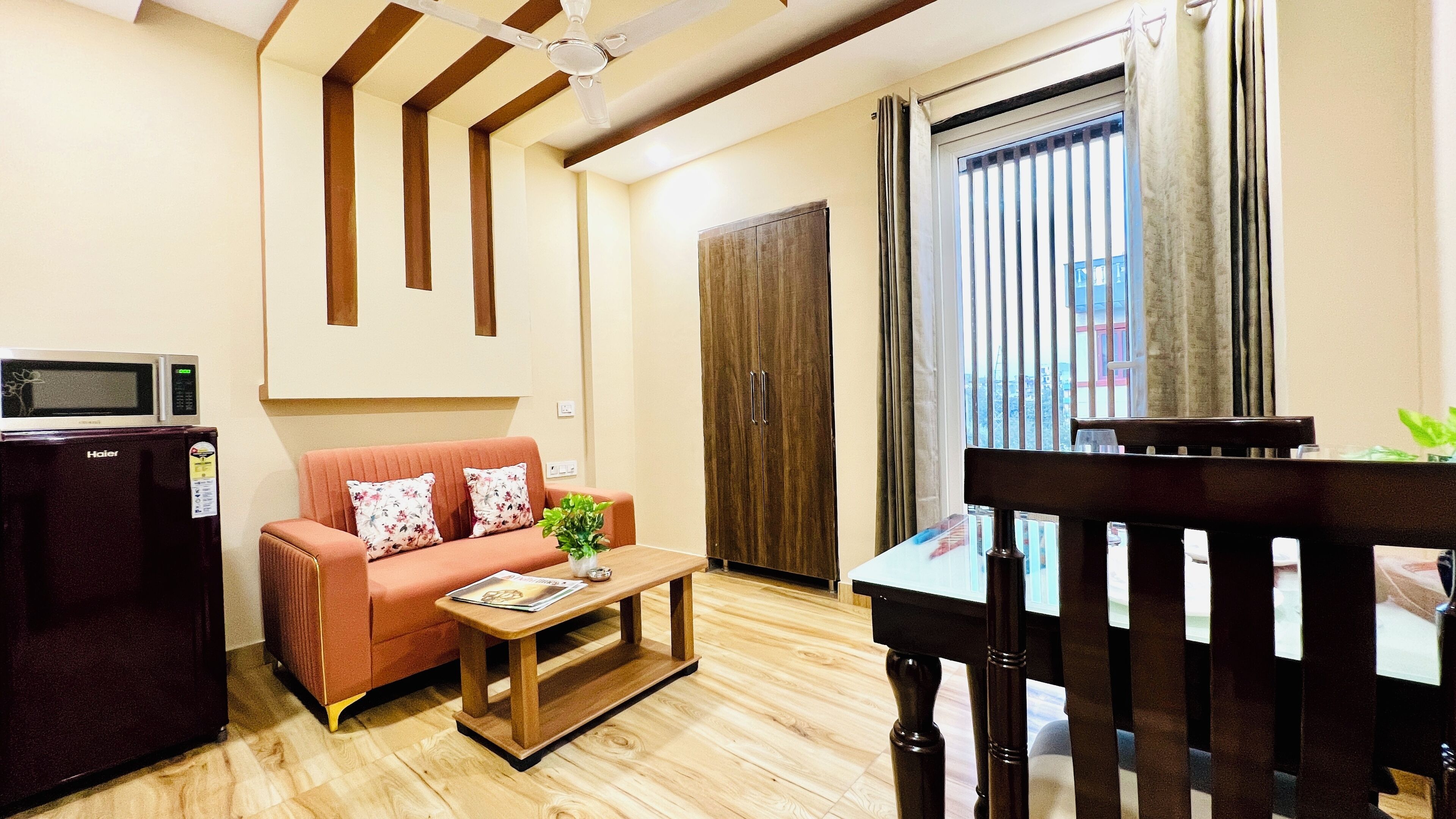 สแตนดาร์ดอพาร์ทเมนท์, 1 ห้องนอน | บริเวณนั่งเล่น | ทีวีจอแอลอีดี 108 ซม. พร้อมช่องดาวเทียม, ทีวี