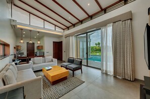 Executive villa | Een kluis op de kamer, geluiddichte muren, een strijkplank/strijkijzer