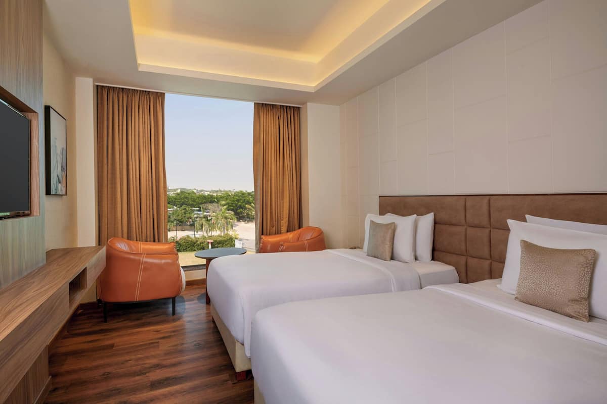 Rom, 2 enkeltsenger, hageutsikt | Safe på rommet, lydisolert, strykejern/-brett og wi-fi (inkludert)