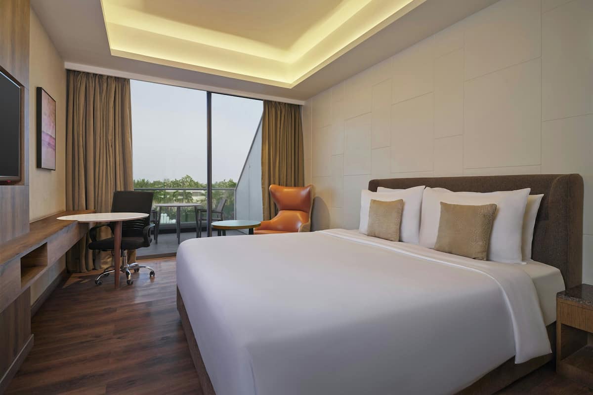 Rom – classic, 1 kingsize-seng, balkong, bassengutsikt | Safe på rommet, lydisolert, strykejern/-brett og wi-fi (inkludert)