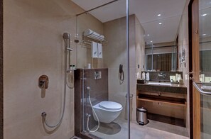 Chuveiro, produtos de toalete grátis, chinelos, toalhas de banho