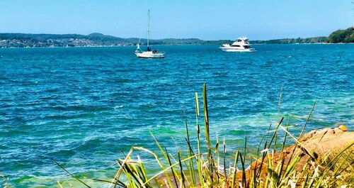 Large 6 bed home, walk to water, restaurants, pub, club, coffee, use of kayaks.