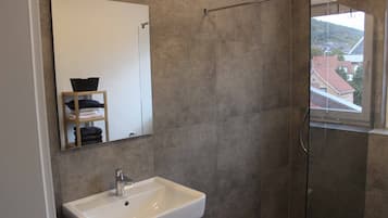 Apartment | Badezimmer | Dusche, Haartrockner