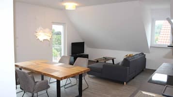 Apartment | Wohnzimmer | 20-Zoll-Fernseher mit Satellitenempfang