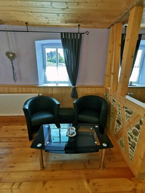 Lägenhet | Vardagsrum | 30-tums platt-tv med satellitkanaler, tv och dvd-spelare