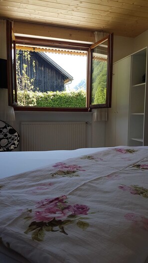 4 bedrooms, WiFi, bed sheets