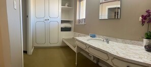 Camera familiare | Bagno | Doccia, asciugacapelli, asciugamani, sapone