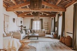 Televisión, chimenea, libros y estéreo 