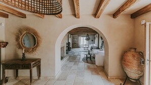 A hallway with a rustic wooden ceiling, a large mirror, a woven basket, and a large ceramic pot. - Luxury estate with 60.000 sqm land near hilltop town Motovun (Motovun)