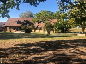 Exterior - Luxurious Forest Retreat: Tennis, Pool, BBQ, Fireplace & More! (Le Lude)