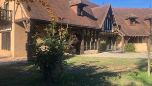 Il s’agit d’un bâtiment traditionnel doté d’un toit en pente, de poutres en bois et d’un porche abrité.