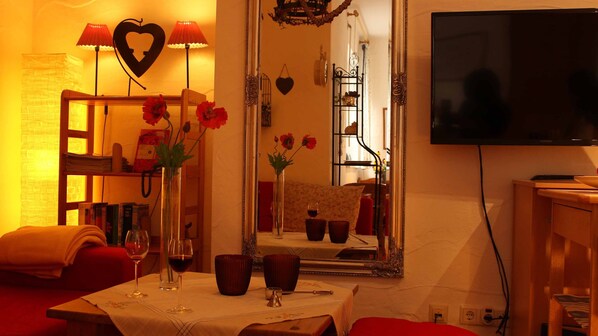 Apartment | Living area | 20-inch TV with satellite channels - Ferienwohnung Haus Nadja (Winterberg)