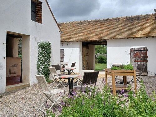 Fermette de charme rénovée avec grand terrain, 5 chambres, proche du circuit 24H du Mans