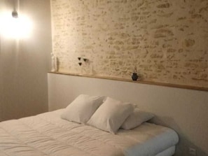 5 bedrooms, free WiFi, bed sheets