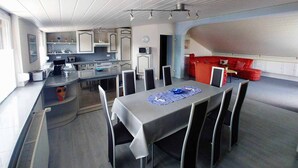 Moderni keittiö, jossa on ruokailutila.