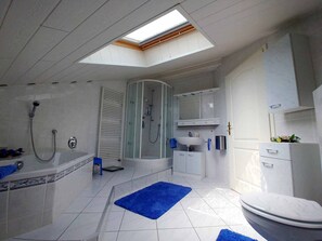 Lejlighed | Badeværelse | Separat badekar og bruser, hårtørrer, håndklæder, Toiletpapir