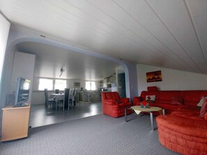 Huoneisto | Oleskelualue | 20–tuumainen televisio, jossa satelliittikanavat