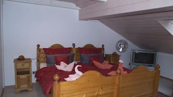 3 bedrooms, in-room safe, iron/ironing board, WiFi