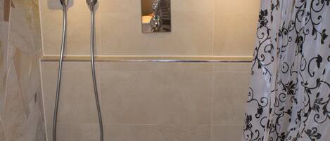 Baignoire, sĂšche-cheveux, bidet, serviettes fournies