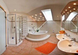 Apartment | Bathroom | Hair dryer - Ferienwohnung Bellissima (Ering)