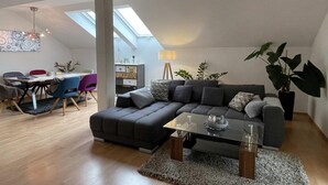 Apartment | Living area | 20-inch TV with digital channels - Ferienwohnung Bellissima (Ering)