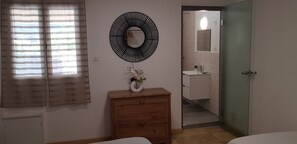 1 slaapkamer, een strijkplank/strijkijzer, gratis wifi, beddengoed